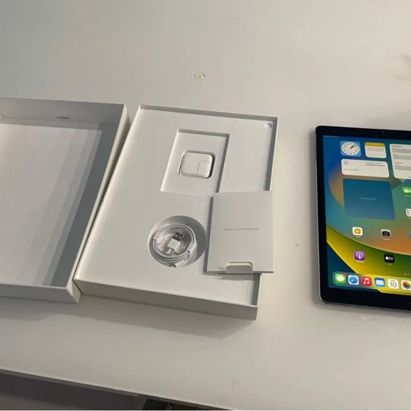 I am selling out my old iPad Pro 6th Gen.12.9inch Wi-Fi 5G o2 network 128Gbspace - Picture 3 of 4